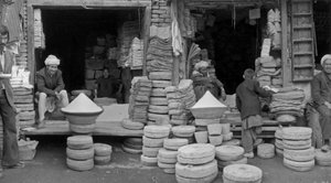 Kabul bazar, saltblokke og kværne, Afghanistan 1975 – Kabul Basar, Salz und Mühlen, Afghanistan 1975 – Kabul bazaar, salt and grinding mills, Afghanistan 1975