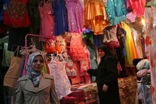 Aleppo tøjbazar, Syrien 2009 – Aleppo Kleidung-Basar, Syrien 2009 – Aleppo dress-bazaar, Syria 2009