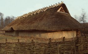 Bronzealderhus,rekonstruktion på Hollufgård, Fyn – Bronzezeitliche Haus, Rekonstruktion, Hollufgård, Fyn – Bronze Age House, rekonstruction, Hollufgård, Fyn
