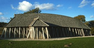 Rekonstruktion af et Fyrkathus fra ringborgen Fyrkat nær Hobro – Hausrekonstruktion, Wik.burg Fyrkat, Hobro – Reconstruction of one of the houses in Fyrkat, the viking fort