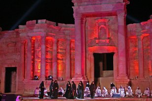Palmyra, Amphitheater mit Qatar-Auftreten, Syrien 2009 – Palmyra, amphitheatre with performers from Qatar, Syria 2009